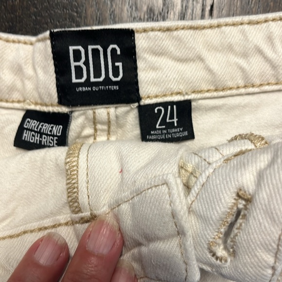 Cream colored BDG size 24 distressed shorts - Picture 2 of 3